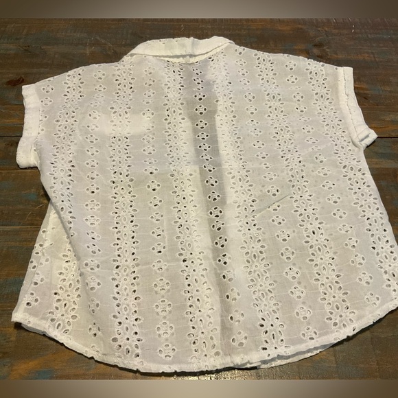 L SHEIN White Eyelet Batwing Buttondown Top - Picture 3 of 4